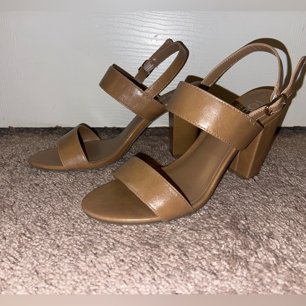 Toetos Tan Block Heel Sandals
